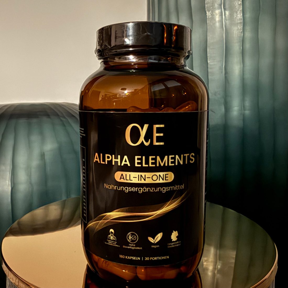 ALL-IN-ONE-Dose aus Braunglas auf einem Spiegeltisch vor einem petrolfarbenen Vorhang